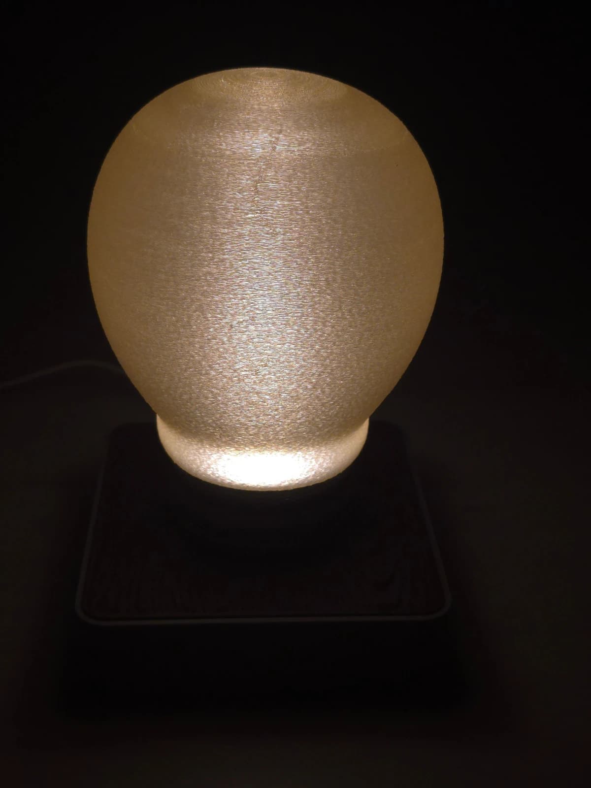 Lampa nocna z kloszem Żarówka włączona w ciemności