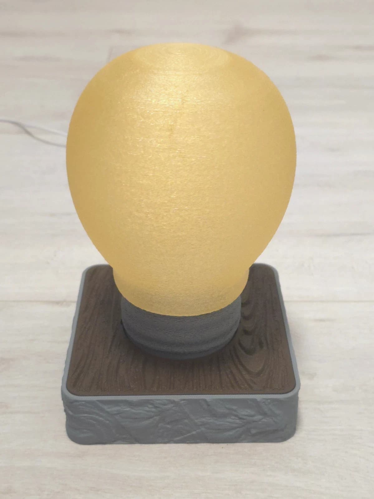 Lampa nocna z kloszem Żarówka przy świetle dziennym — miodowa bańka z szarym trzonkiem