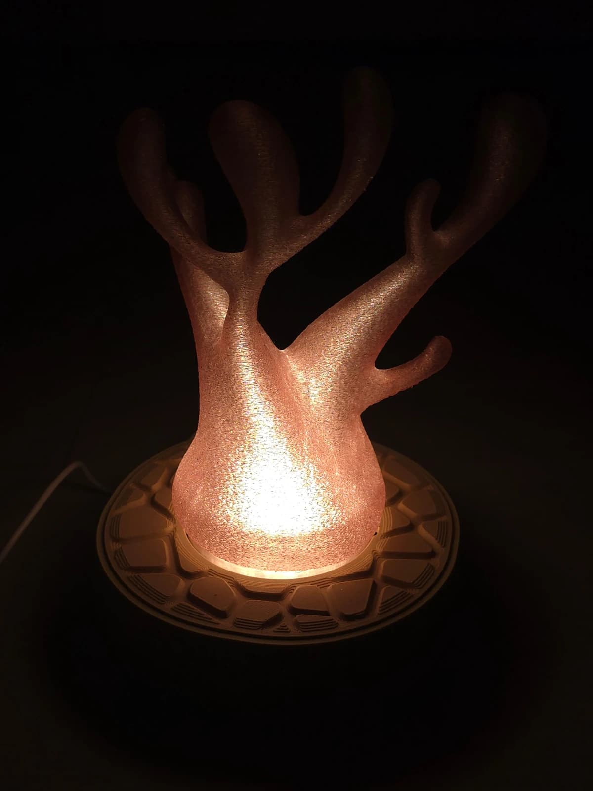 Lampa nocna z kloszem Coraline w kolorze Translucent Pink, włączona