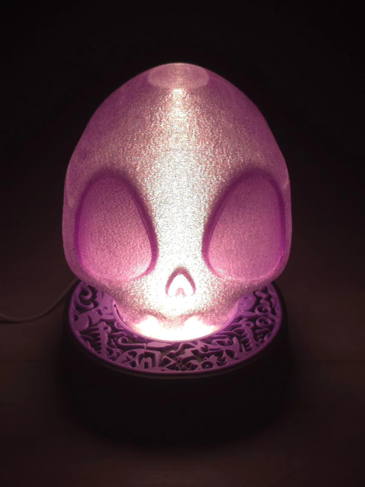 Lampa nocna z kloszem Czaszka włączona w ciemności